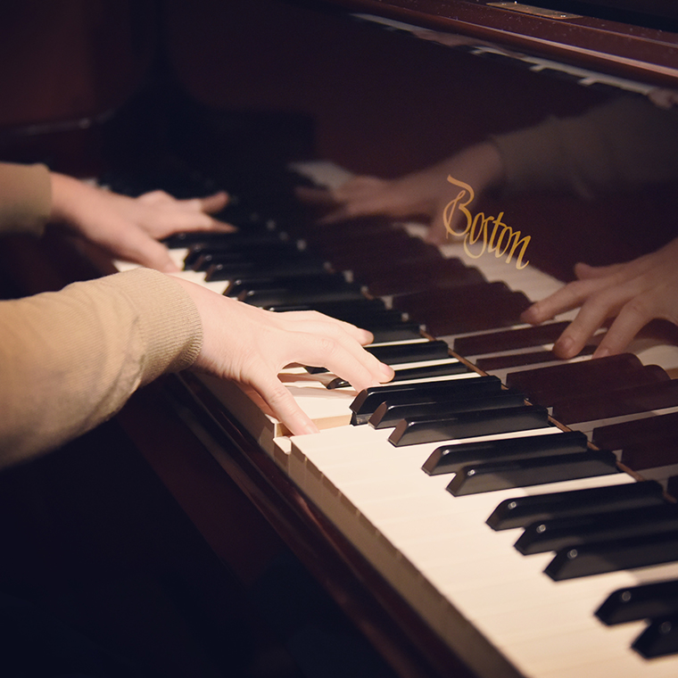 響〜音楽教室♪では「Boston」のグランドピアノを使ってレッスンを行っています